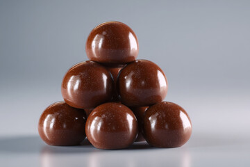 Obraz premium Chocolate bonbons stacked create tantalizing pyramid, looks so delicious