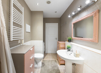 Modern Home Bathroom with Stylish Decor and an Elegant Functional Design