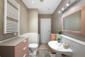 Modern Home Bathroom with Stylish Decor and an Elegant Functional Design