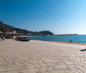 Paseo marítimo y playa de Blanes en la provicia de Gerona (Girona), Cataluña (Catalunia), España.