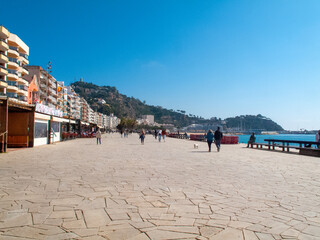 Paseo marítimo y playa de Blanes en la provicia de Gerona (Girona), Cataluña (Catalunia), España.