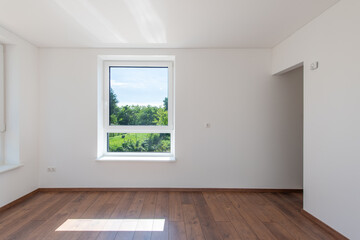 Obraz premium Bright Minimalist Empty Room with Wooden Flooring and Scenic Outdoor Views