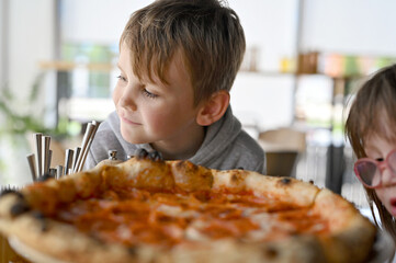Kid eat pizza