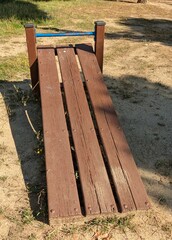 Banco para ejercitar abdominales al aire libre en verano.
Banco viejo de madera para ejercicios en...