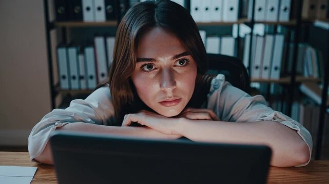 Femme fatigu&eacute;e devant ordinateur