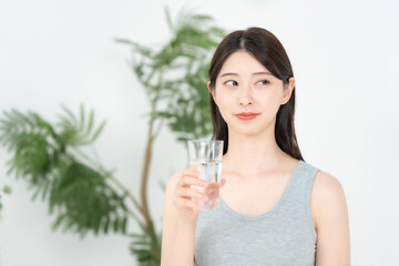 ミネラルウォーター　女性