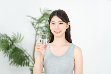 ミネラルウォーター　女性