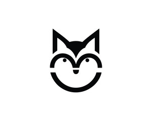 Obraz premium Minimalist black fox face logo design on a white background