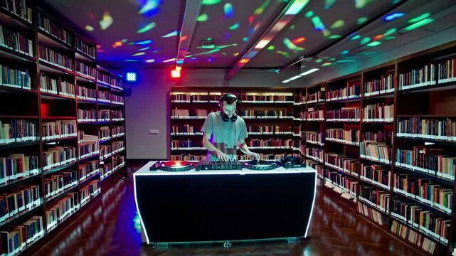 DJ dans biblioth&egrave;que avec lumi&egrave;res color&eacute;es