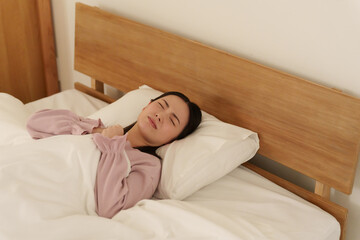 夜ベッドで寝苦しい女性