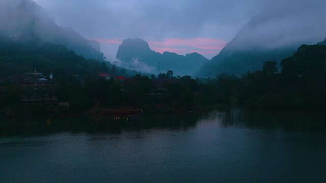 Zeitraffer-Aufnahme zum Sonnenaufgang in Nong Khiaw in Nordlaos, Blick &uuml;ber den Nam Ou und die markante Karstberglandschaft der Region bei aufziehendem Licht &uuml;ber Fluss und Tal