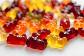 Bunte verschiedene Haribo Gummib&auml;rchen auf wei&szlig;em Hintergrund