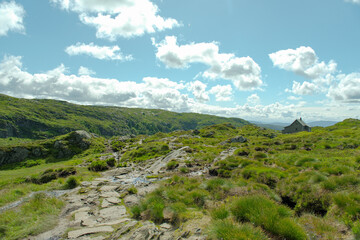 Fototapeta premium ChatGPT의 말: Vidden trail in Bergen Norway rocky grass landscape, 노르웨이 베르겐 비든 트레일 바위와 초원 풍경