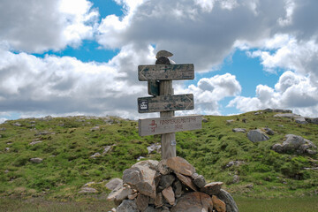ChatGPT의 말:
Vidden trail in Bergen Norway rocky grass landscape, 노르웨이 베르겐 비든 트레일 바위와 초원 풍경