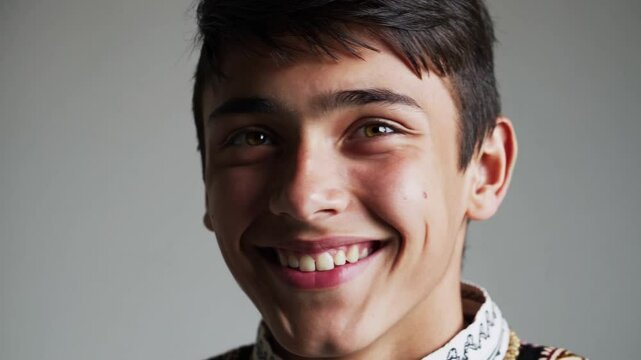  Jeune gar&ccedil;on souriant au regard lumineux