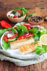 gebratener Kabeljau Fisch mit frischen Salat