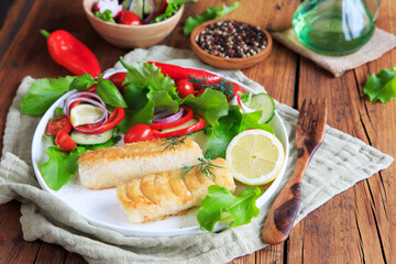 Kabeljaufilet mit salat angerichtet