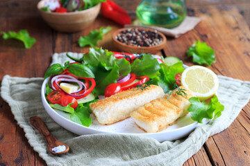 gebratener Kabeljaut Fisch mit Salat