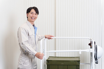 倉庫で働く男性作業員