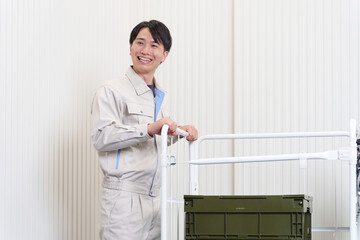 倉庫で働く男性作業員