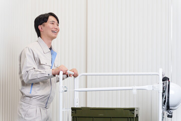 倉庫で働く男性作業員