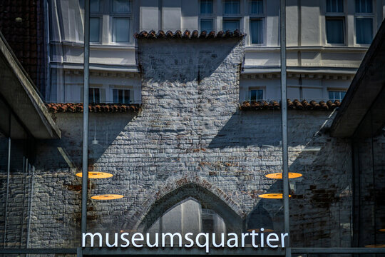 Im L&uuml;becker Museumsquartier spiegeln sich auf der Glasfassade der Kunsthalle St. Annen die bekannten Giebelh&auml;user der L&uuml;becker Altstadt