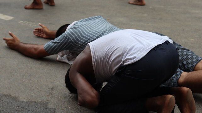 Devotees performing dandvat pranam at the starting point of Govardhan Parikrama, marking the beginning of the sacred 4 kos journey with devotion and reverence