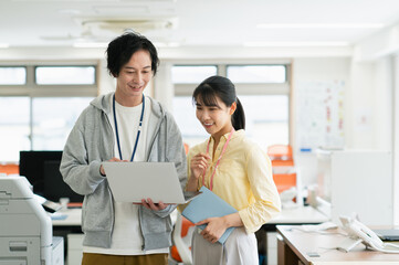 オフィスで働く若いビジネスパーソン