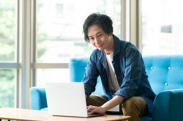 ノートパソコンで仕事をする若いビジネスマン