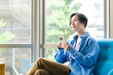 スマホを使う若いビジネスマン
