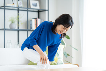 膝が痛いミドルの女性