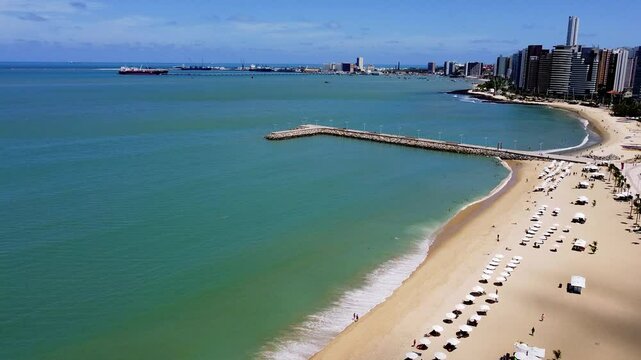Vista a&eacute;rea da beira-mar de Fortaleza com praia, mar e pr&eacute;dios modernos