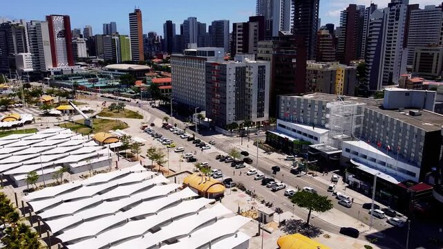 Vista a&eacute;rea da beira-mar de Fortaleza com praia, mar e pr&eacute;dios modernos