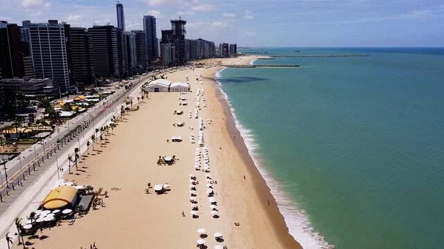 Vista a&eacute;rea da beira-mar de Fortaleza com praia, mar e pr&eacute;dios modernos