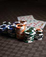fiches in madreperla del casino su di un tavolo da gioco con carte da poker francesi