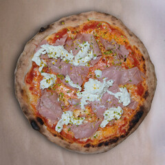 pizza napoletana con stracciatella, mortadella e granella di pistacchio © Andrea_Veneziano