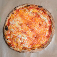 Pizza margherita sul bancone di una pizzeria