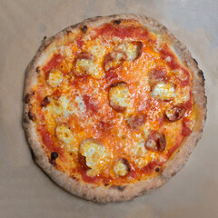 pizza diavola su di un foglio di carta