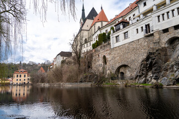 Vistas de Castillos y fortificaciones medievales sobre el río moldava, en český krumlov