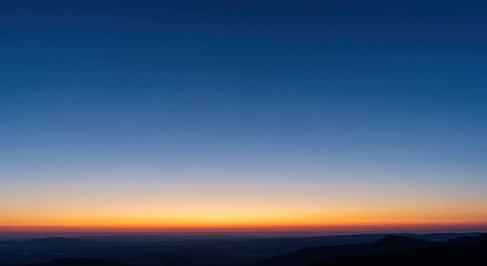 Obraz premium Golden Horizon: Mountain Silhouette at Dusk with Gradient Sky