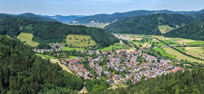 Blick aus der Vogelperspektive &uuml;ber Hausach im Schwarzwald  ins Kinzigtal
