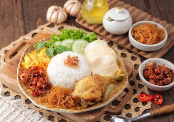 Nasi uduk is a dish made from diaroned white rice steamed with coconut milk, and seasoned with nutmeg, cinnamon, ginger, lemongrass leaves and pepper, which is popular in Betawi dishes