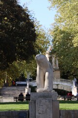 Obraz premium Bear statue in the Darcy garden in Dijon, France 