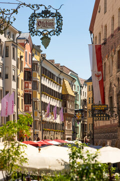 Fu&szlig;g&auml;ngerzone in Innsbruck, &Ouml;sterreich mit goldenem Dacherl