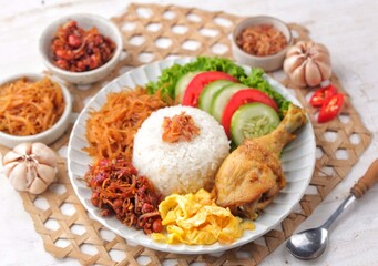 Nasi uduk is a dish made from diaroned white rice steamed with coconut milk, and seasoned with nutmeg, cinnamon, ginger, lemongrass leaves and pepper, which is popular in Betawi dishes