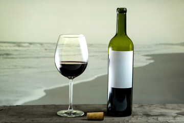 Botella de vino tinto con etiqueta en blanco abierta junto a una copa de vidrio servida