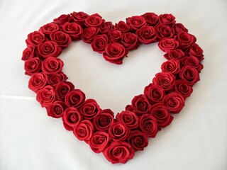 Obraz premium Red roses heart background. Suitable for marketing or business purposes. Panoramic banner with place for text