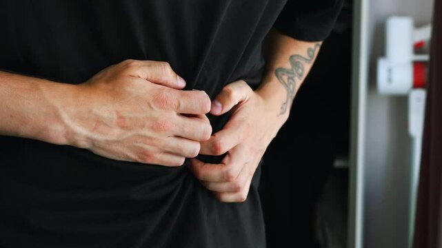 Inflammation of the appendix or food poisoning.
Prouloma with digestion and bloating.
A man has a swollen belly from overeating.
Infection entering the body