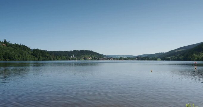Der Tourismusort Titisee-Neustadt im Schwarzwald liegt am Nordufer des Titisees, vom Seebachtal aus nach S&uuml;den gesehen
