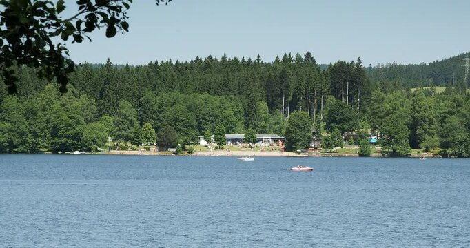 Schwimmen und Entspannen im Schwimmbad und kleinen Strandbad von Titisee-Neustadt im Schwarzwald, angrenzend an den Thermalpark am Westufer des herrlichen Sees
